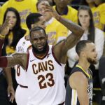 LeBron James lamenta una acción en presencia de Curry durante el partido contra los Warriors / Ap