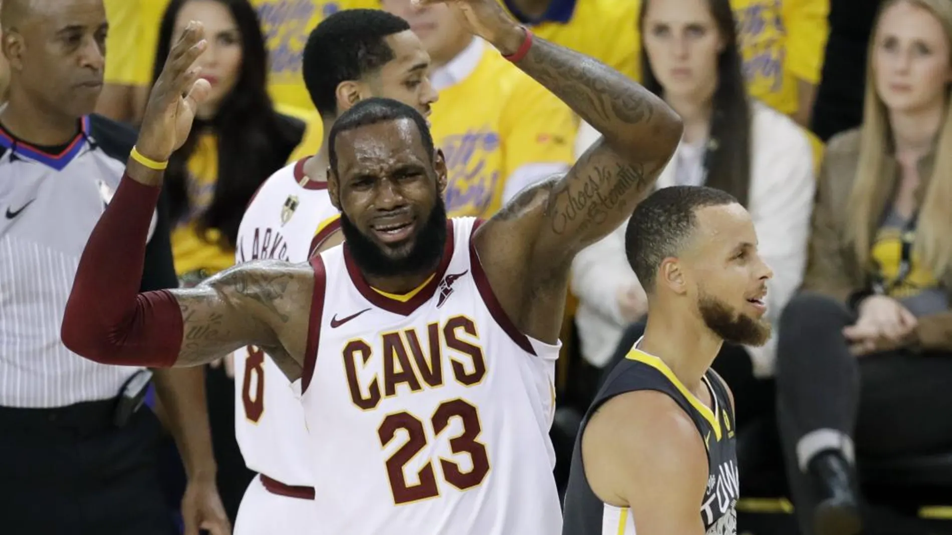 LeBron James lamenta una acción en presencia de Curry durante el partido contra los Warriors / Ap