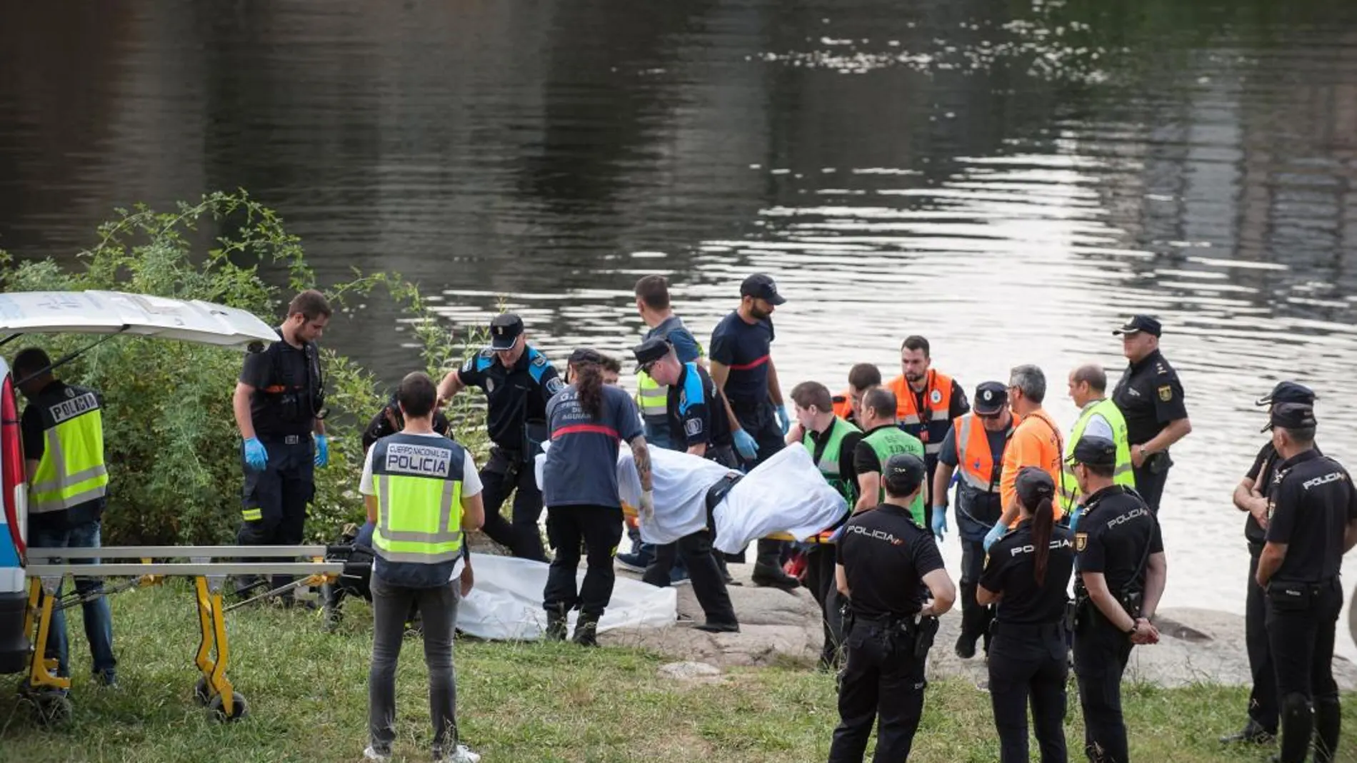 El cuerpo fue hallado por efectivos de Proteccion Civil cuando rastreaban río a bordo de una embarcación / Foto: Efe