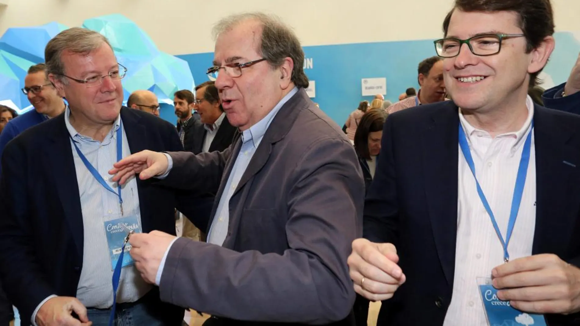 Herrera bromea con el alcalde de León, Antonio Silván, en presencia de Fernández Mañueco, momentos antes del inicio de la jornada del sábado de la Convención Nacional del PP