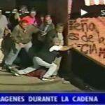 Richard Peñalver en Puente Llaguno (Venezuela), apuntando con una pistola el pasado 11 de abril de 2002