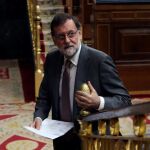 El presidente del Gobierno, Mariano Rajoy, a su llegada a la sesión control de la oposición en un pleno del Congreso que estará marcado por la moción de censura/ Efe