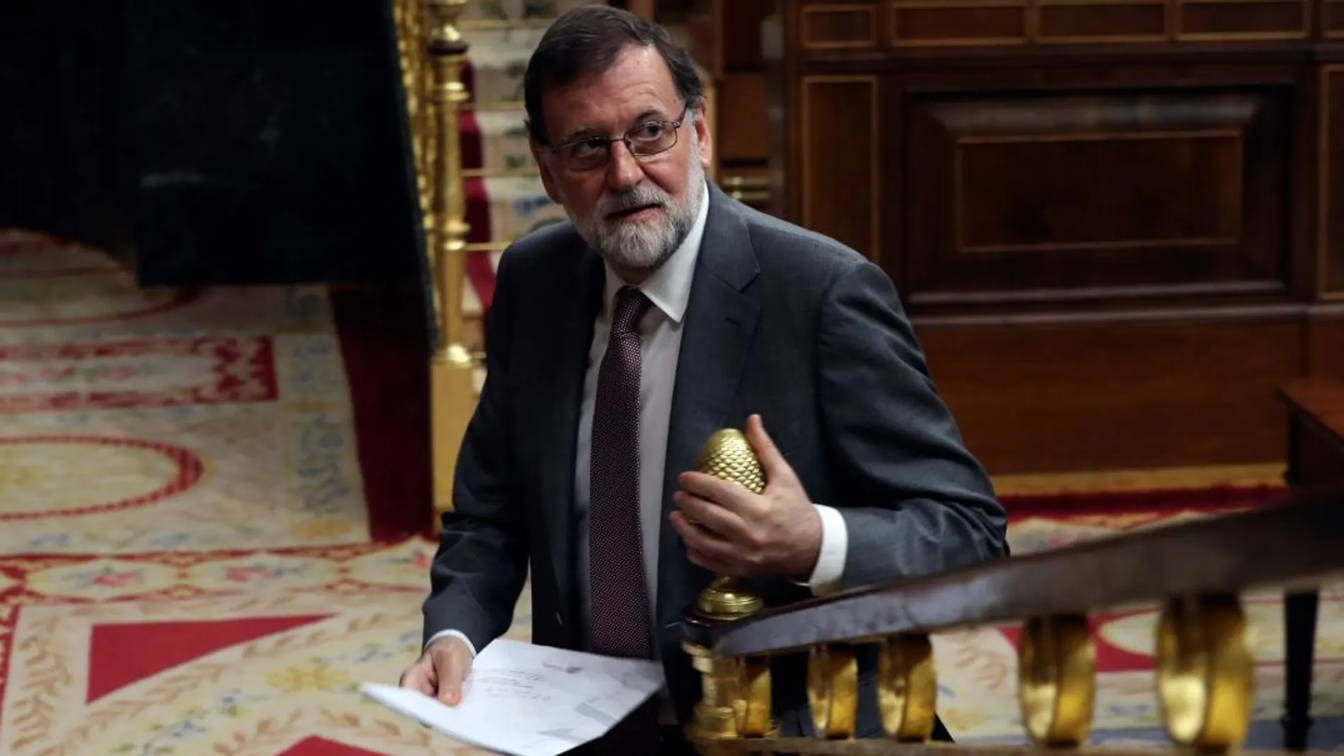 El presidente del Gobierno, Mariano Rajoy, a su llegada a la sesión control de la oposición en un pleno del Congreso que estará marcado por la moción de censura/ Efe