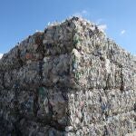 Vertedero con plásticos reciclados