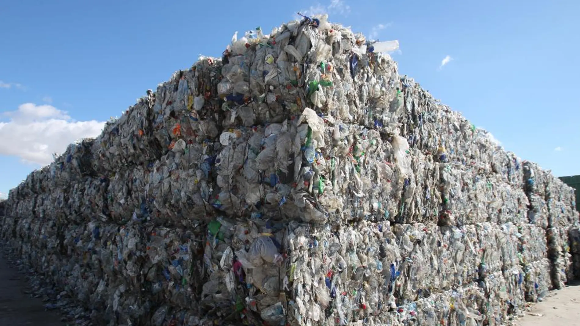 Vertedero con plásticos reciclados