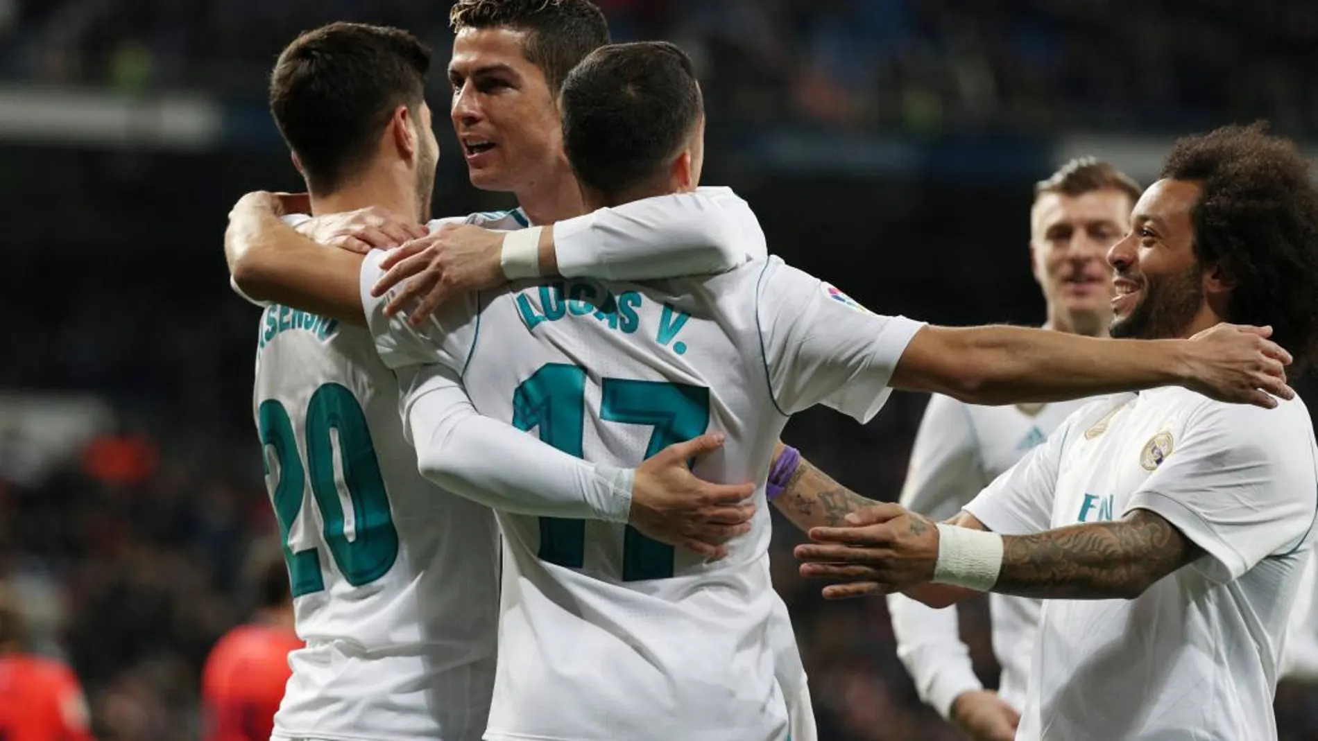 Los jugadores del Real Madrid celebran uno de los tantos anotados a la Real Sociedad