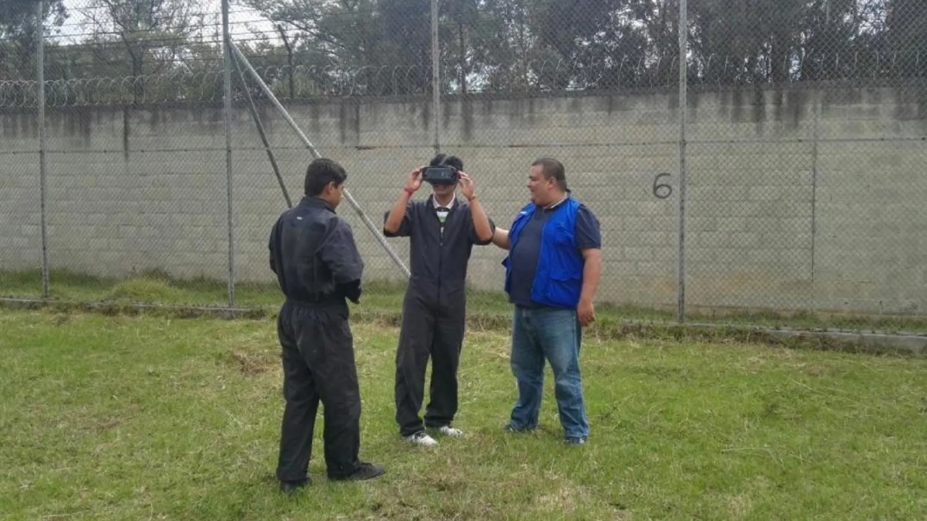 Presos menores de edad junto a un instructor en el Centro de Reclusión El Redentor, en Bogotá (Colombia), que participan en el programa tecnológico «Samsung Nómada», cuyo objetivo es mejorar las tasas de reinserción de los jóvenes en la sociedad una vez cumplen su condena / Efe