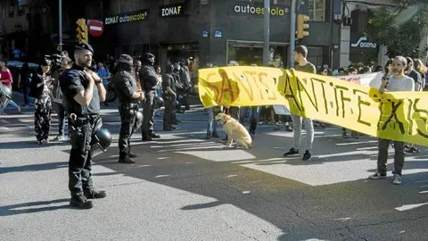En la imagen de arriba, la fuerte vigilancia policial ante las protestas de radicales por el acto organizado por Societat Civil Catalana en Sants, aunque no hubo incidentes.