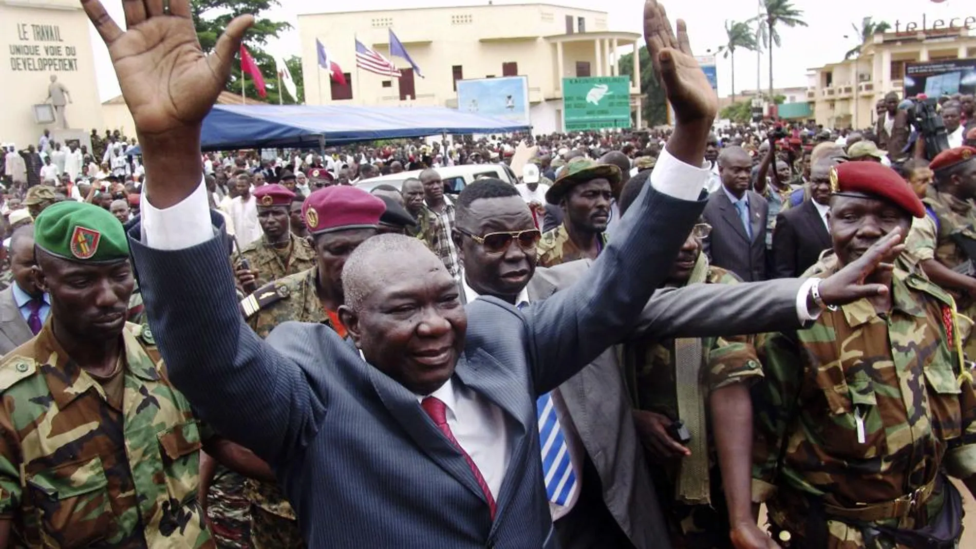 El nuevo líder de la R. Centroafricana, Michel Djotodia en las calles de Bangui el pasado 30 de marzo de 2013.