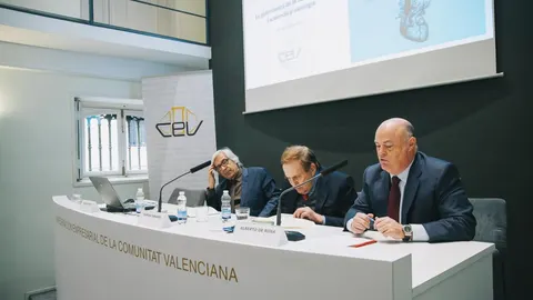 Ramiro Aurín, Ramón Tamames y Alberto de Rosa, ayer durante la presentación del libro