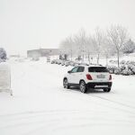 Un coche circula por las inmediaciones de Corbalán (Teruel) que se encuentra cubierta por la nieve caída en las últimas horas