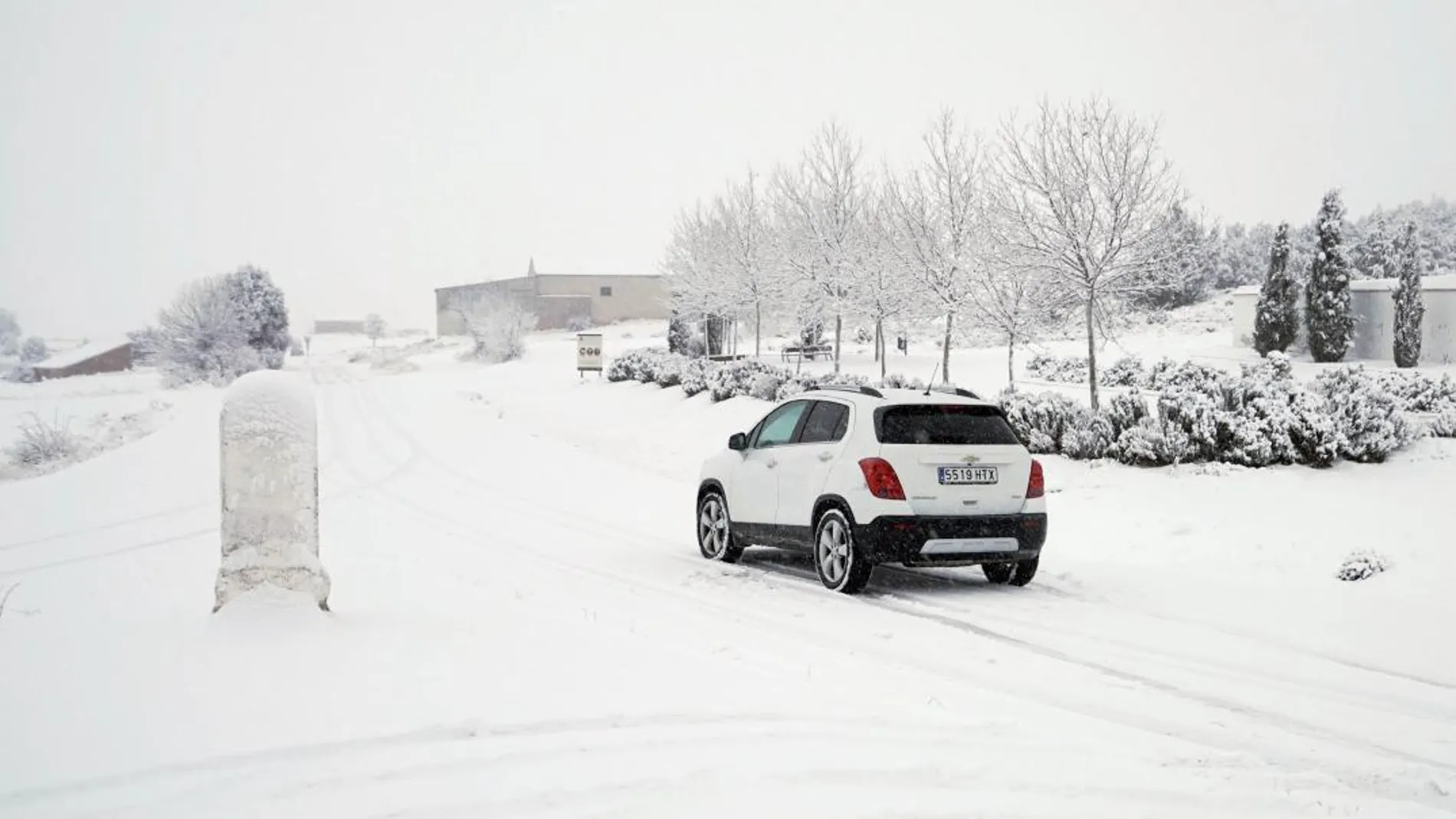 Un coche circula por las inmediaciones de Corbalán (Teruel) que se encuentra cubierta por la nieve caída en las últimas horas