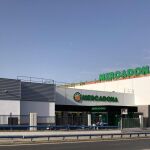 Supermercado situado en la avenida de la Revoltosa, frente al Parque Amate (Sevilla)