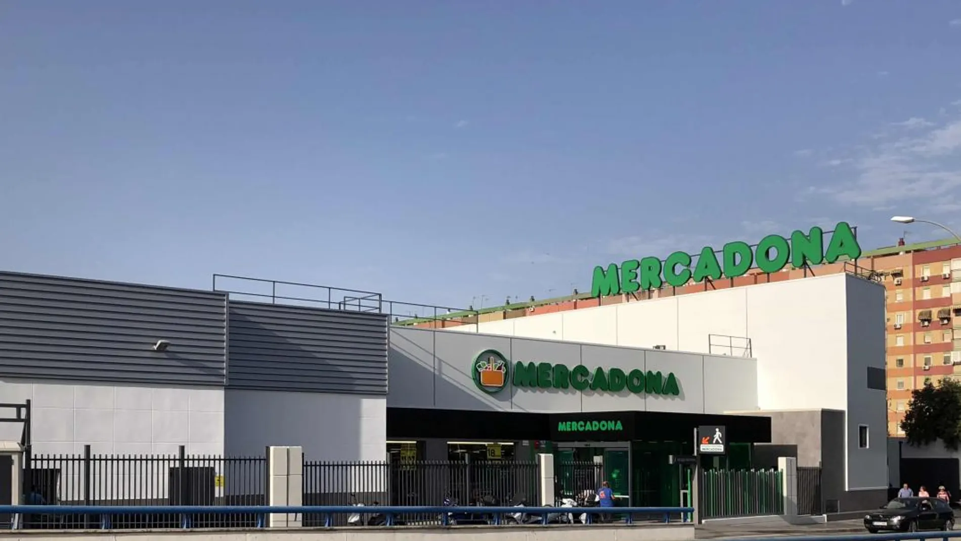 Supermercado situado en la avenida de la Revoltosa, frente al Parque Amate (Sevilla)