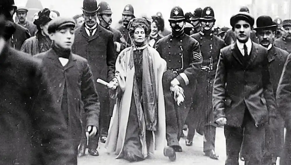 La sufragista Emmeline Pankhurst rodeada de policías en una protesta a inicios del siglo XX