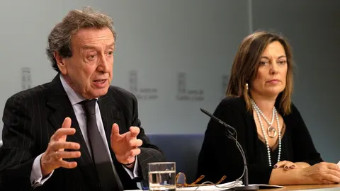 El vicepresidente y la portavoz de la Junta, José Antonio de Santiago-Juárez y Milagros Marcos, respectivamente, explican los acuerdos aprobados en el Consejo de Gobierno
