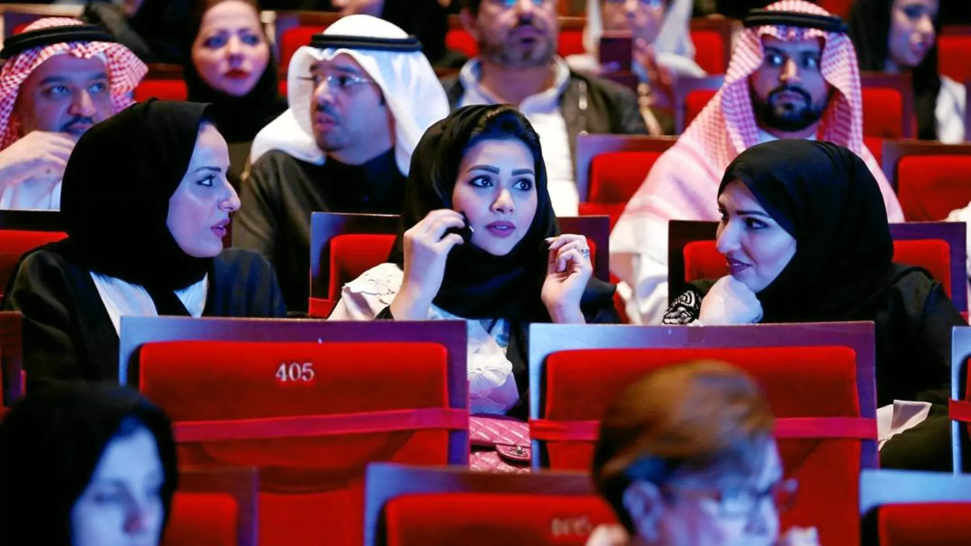 Varios saudíes acuden a un concierto celebrado en Riad el pasado mes, al que por primera vez pudieron asistir mujeres