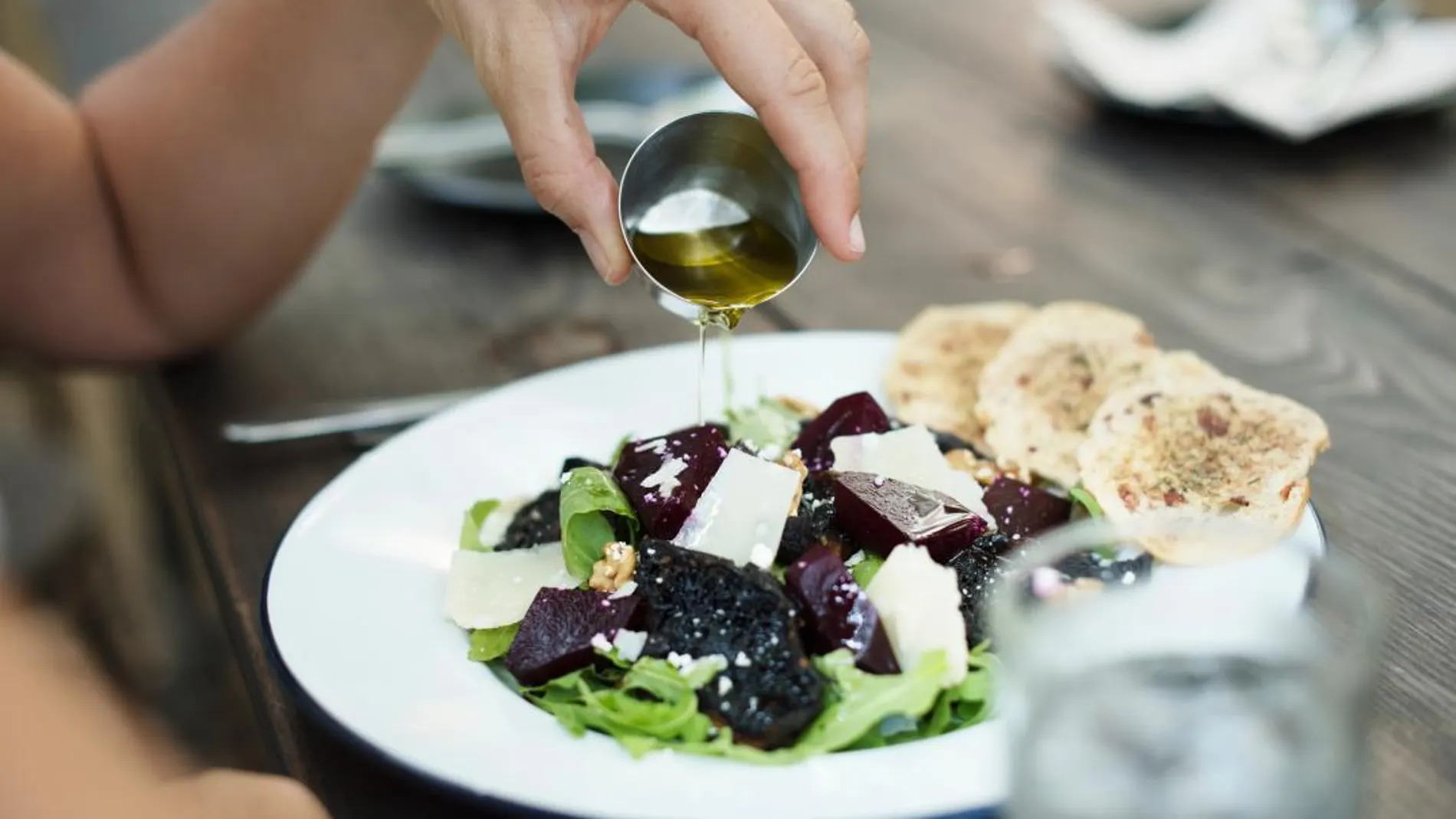 Tomar aceite de oliva en pequeñas dosis es muy bueno para la salud