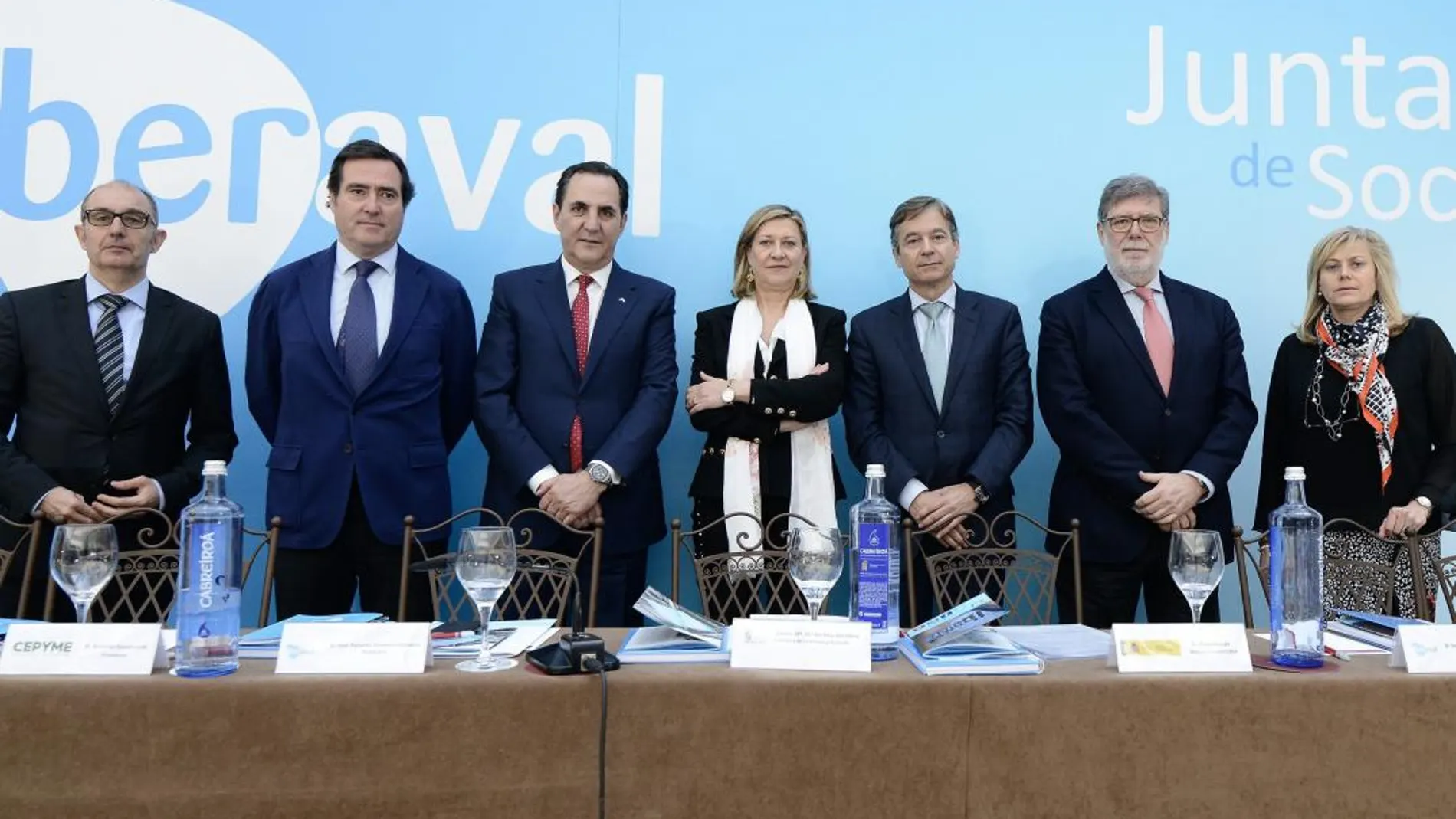 José Rolando Álvarez, Pilar del Olmo y Jesús Terciado, junto con miembros de la junta directiva de Iberaval, en la Junta general celebrada en Burgos