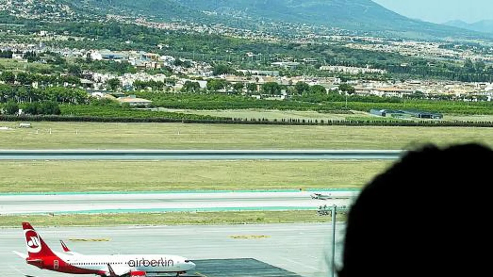 Enaire gestiona el control aéreo de la mayoría de los aeropuertos / Efe
