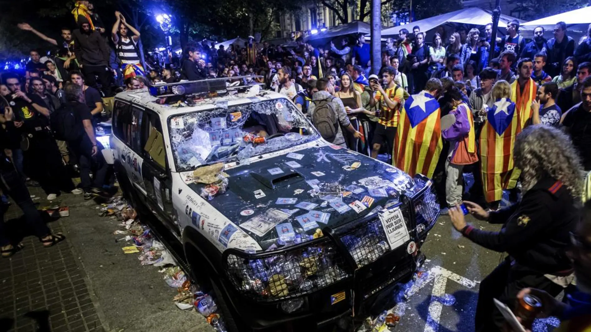 Estado en que quedó un vehículo de la Guardia Civil en septiembre del año pasado en Barcelona.