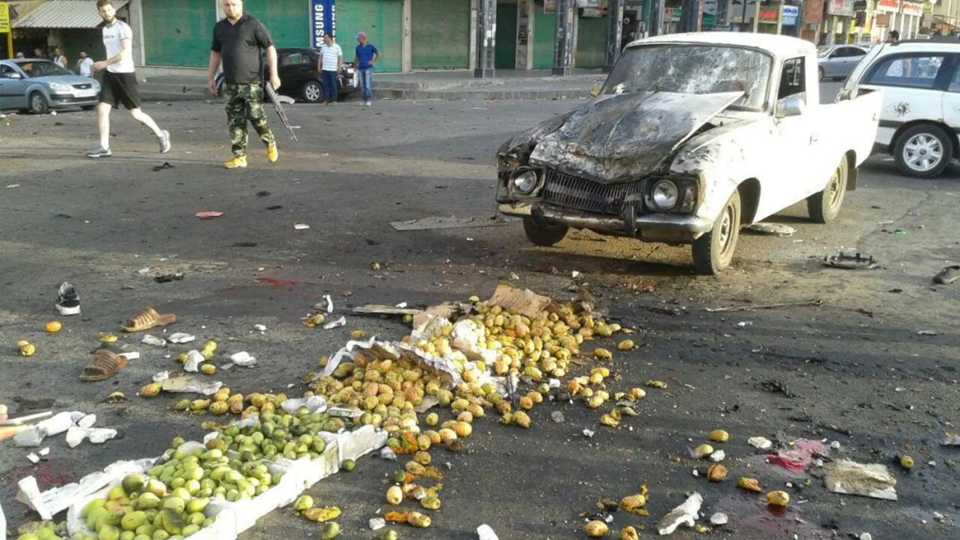 Daños en la vía pública tras un ataque con bomba en la ciudad de Al Sueida, en el sur de Siria, hoy 25 de julio. Reuters