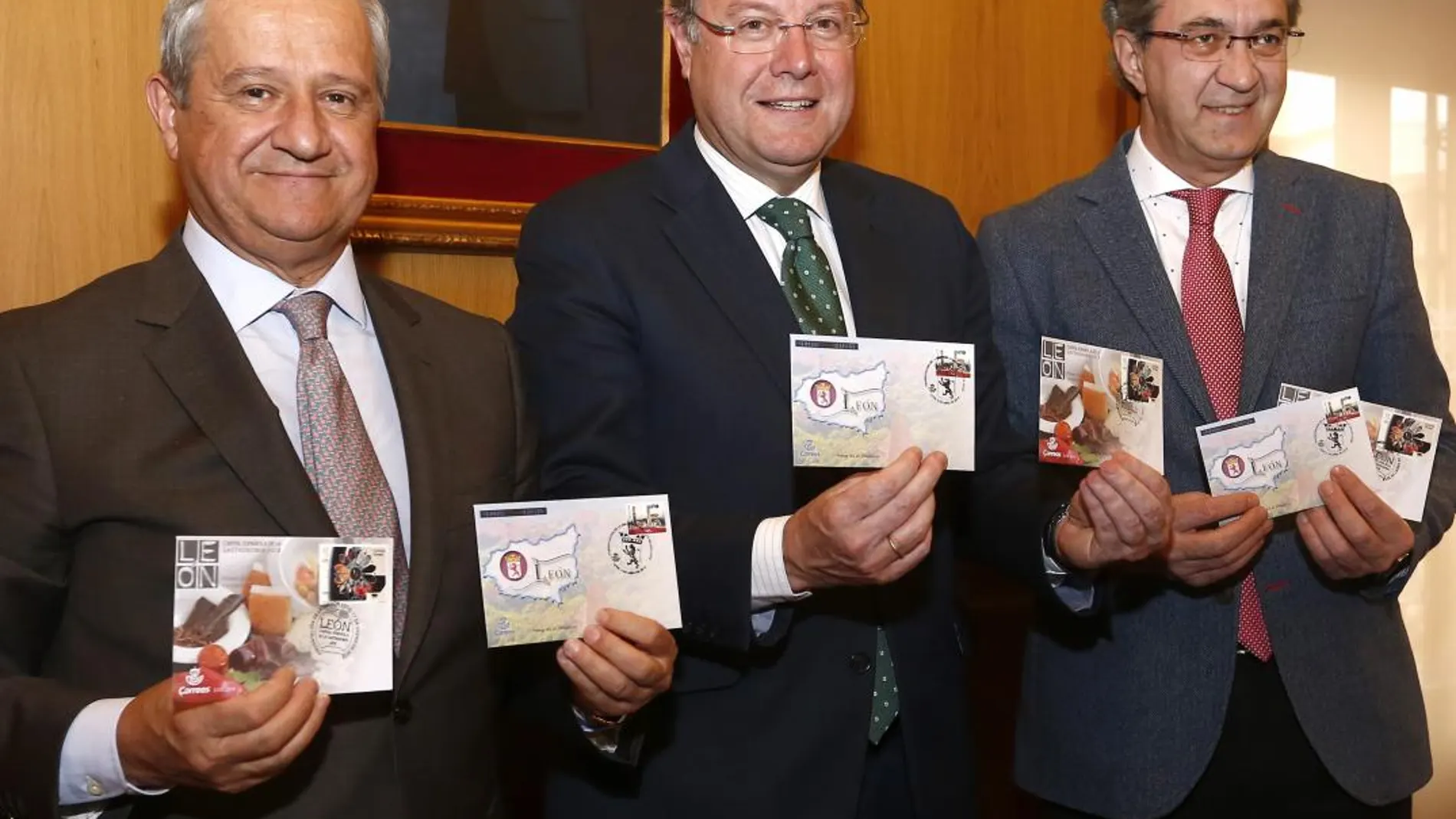 El alcalde de León, Antonio Silván; el presidente de Correos, Javier Cuesta y el presidente de la Diputación, Juan Martínez Majo, presentan los sellos dedicados a León, capital española de la gastronomía
