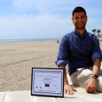 El ingeniero en Informática y doctor en Robótica Ramón González posa junto al diploma que acredita que su empresa, Robonity ha sido una de las diez finalistas y la única española en participar en el concurso internacional NATO Innovation Challenge, de la OTAN, al que han concurrido más de 50 participantes / Efe