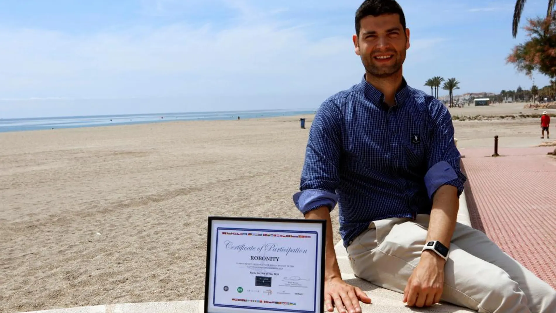 El ingeniero en Informática y doctor en Robótica Ramón González posa junto al diploma que acredita que su empresa, Robonity ha sido una de las diez finalistas y la única española en participar en el concurso internacional NATO Innovation Challenge, de la OTAN, al que han concurrido más de 50 participantes / Efe