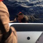Uno de los supervivientes intenta subir al barco de los guarda costas turcos/Foto: Efe