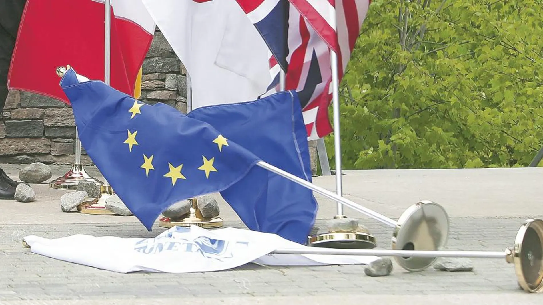 Una súbita ráfaga de viento derribó la bandera de la Unión Europea durante la cumbre de ministros de Economía del G7