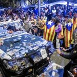 Así quedó uno de los coches de la Guardia Civil durante el registro de la sede de Economía