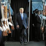 Donald Trump asiste a una ceremonia de la Guardia Costera el pasado fin de semana / Ap