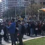 Miembros de los CDR protestan ante las puertas del Auditorio de Barcelona