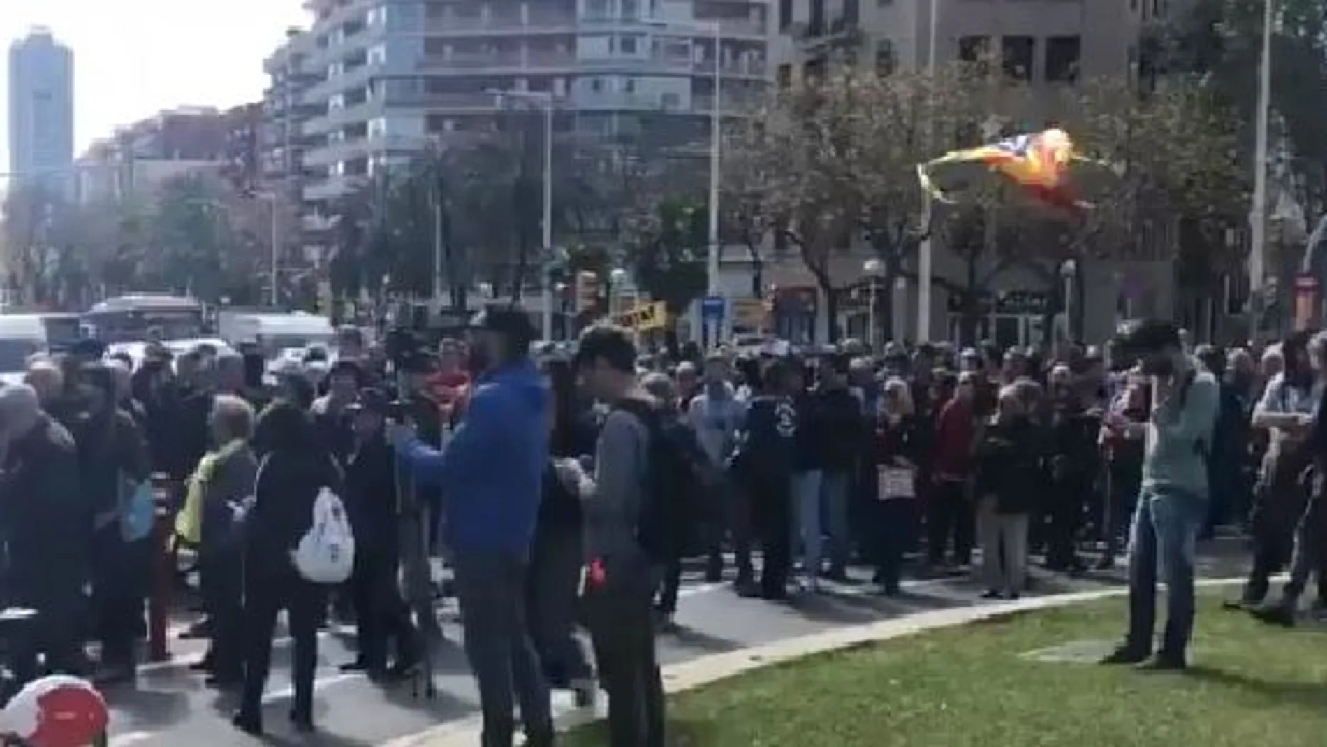 Miembros de los CDR protestan ante las puertas del Auditorio de Barcelona