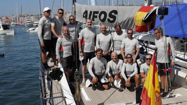 Felipe VI posa con la tripulación del 'Aifos 500' con el que compite en la 37 Copa del Rey de Vela, en el Real Club Naútico de Palma. EFE/Ballesteros