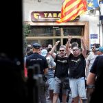 El ministro entró por la puerta de atrás del Palau de la Generalitat para evitar el enfrentamiento con los taxistas, a los que después recibió (EFE)