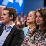 Cifuentes junto a Pablo Casado y Andrea Levy, ayer, en la clausura de la convención del PP