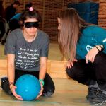 Una alumna de un centro educativo de Segovia realiza «Goalball»