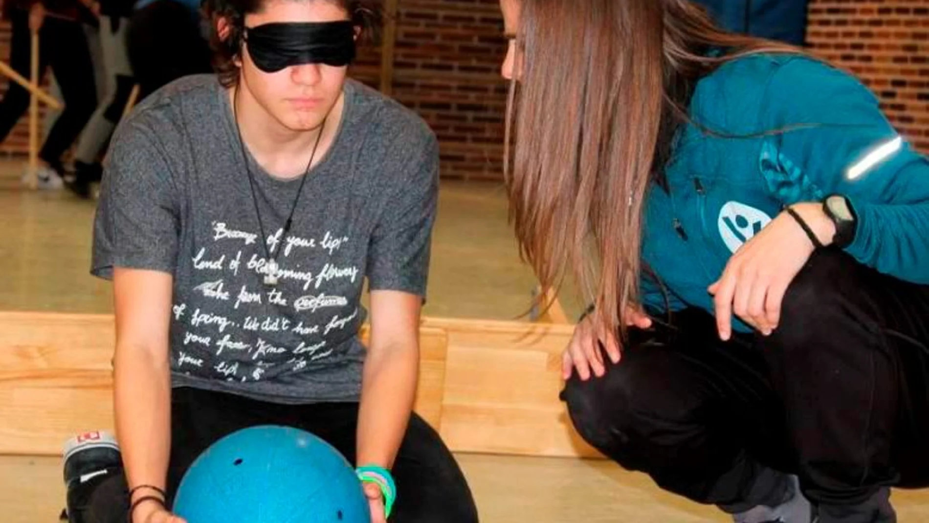 Una alumna de un centro educativo de Segovia realiza «Goalball»