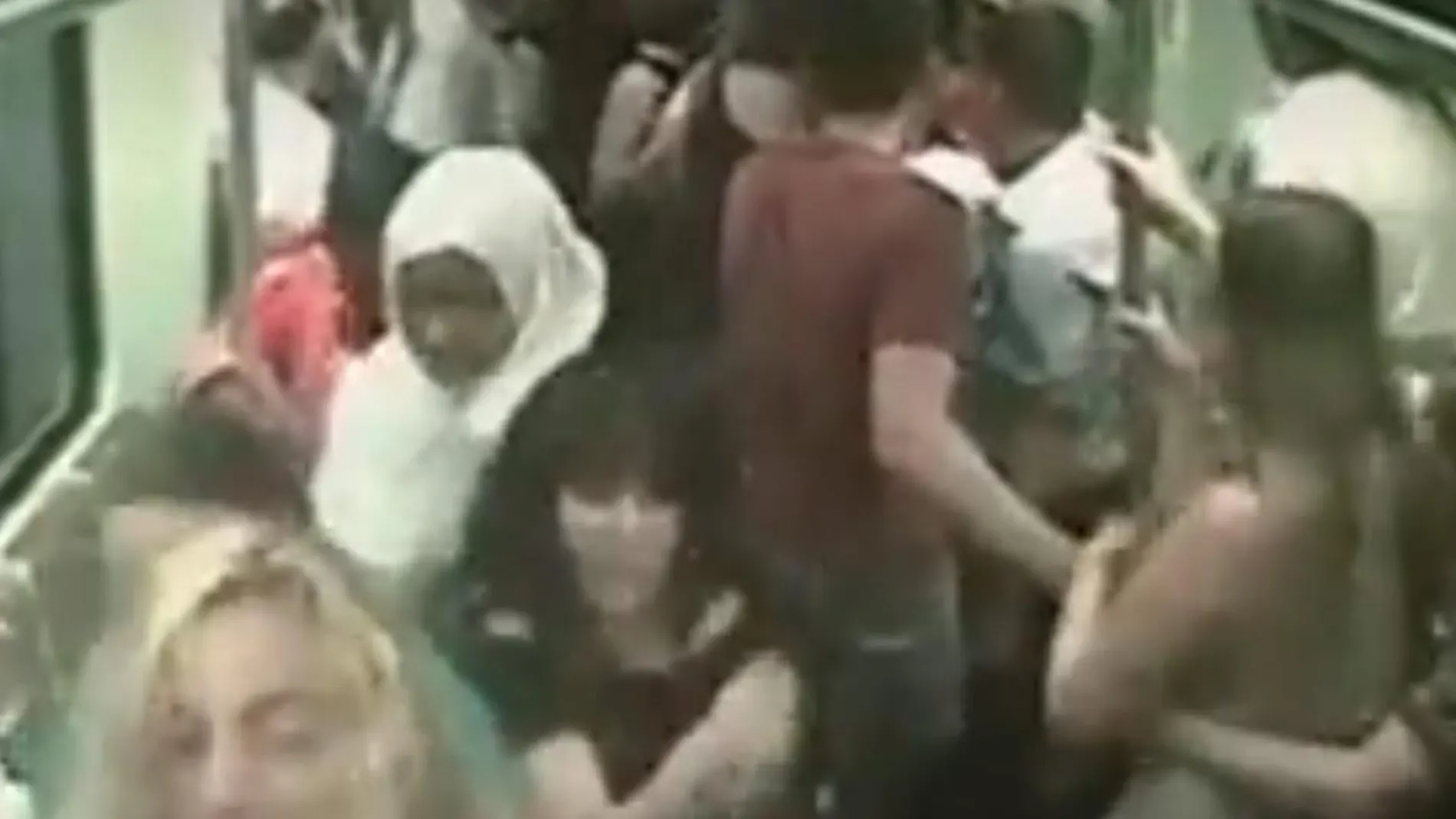 Imagen del vídeo grabado por uno de los pasajeros del momento en el que los viajeros se agolpan para salir del vagón (LA RAZÓN)