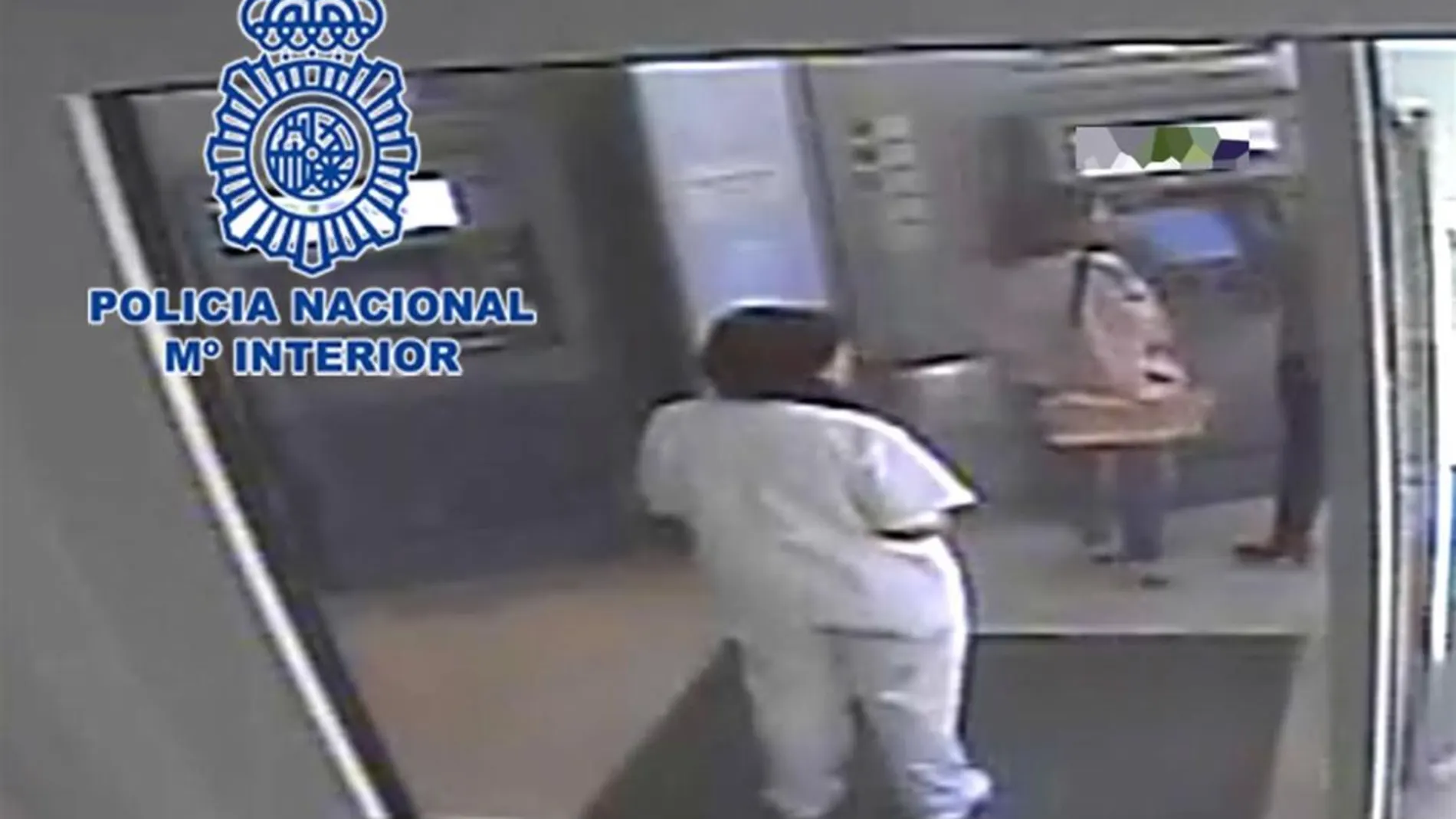 LA RAZÓN. Las cámaras captaron a la estafadora sacando dinerode la anciana que cuidaba de un cajero de Cartagena