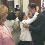 Soraya Sáenz de Santamaría despide con un cariñoso gesto a Mariano Rajoy en el pasillo del Congreso de los Diputados ayer / Efe