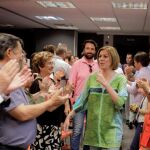 La candidata a la Presidencia del PP María Dolores de Cospedal es aplaudida a su llegada al acto con afiliados del partido que celebra ayer por la tarde en la sede del PPCV. EFE