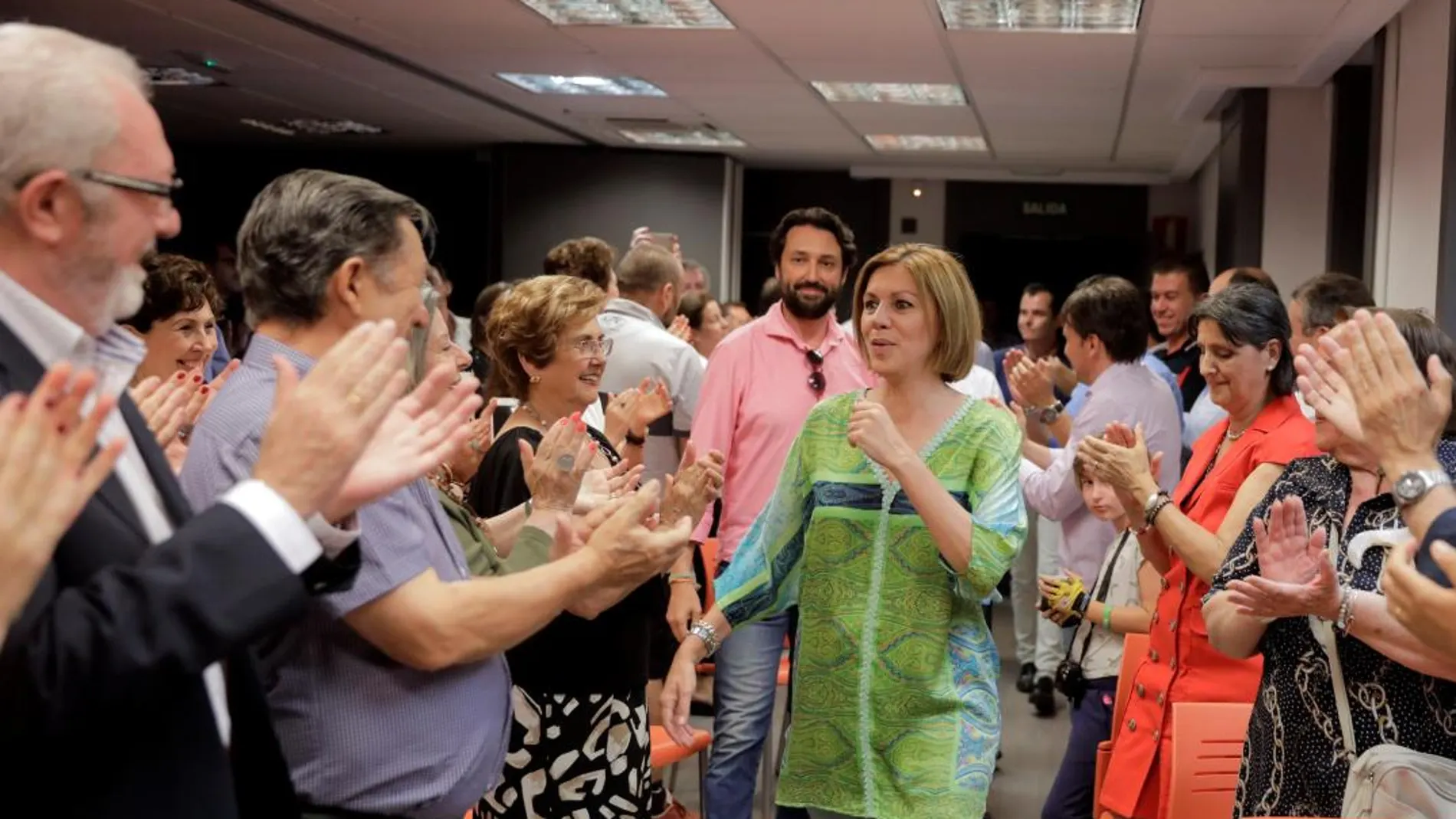 La candidata a la Presidencia del PP María Dolores de Cospedal es aplaudida a su llegada al acto con afiliados del partido que celebra ayer por la tarde en la sede del PPCV. EFE