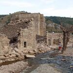 El embalse riojano de Mansilla, en su nivel más bajo que nunca, ha sacado a la luz este verano el antiguo pueblo sumergido desde 1960.