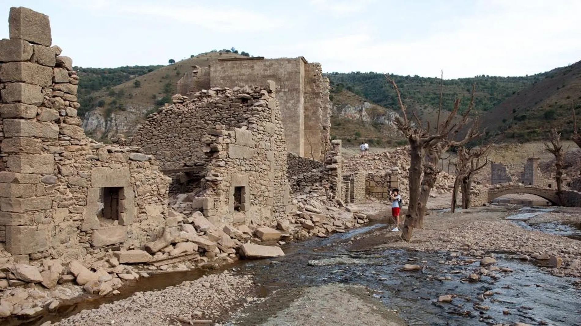 El embalse riojano de Mansilla, en su nivel más bajo que nunca, ha sacado a la luz este verano el antiguo pueblo sumergido desde 1960.