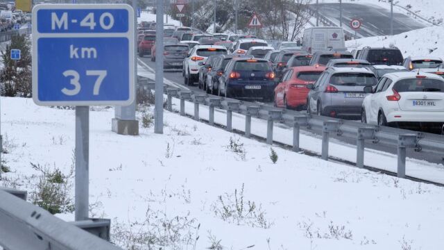 Coches atascados por la nieve en la M-40. Jesús G. Feria