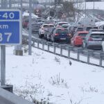 Coches atascados por la nieve en la M-40. Jesús G. Feria