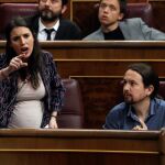 La portavoz de Unidos Podemos, Irene Montero, junto al líder de Podemos, Pablo Iglesias, durante su intervención hoy en la sesión de control al Gobierno en el Congreso / Efe